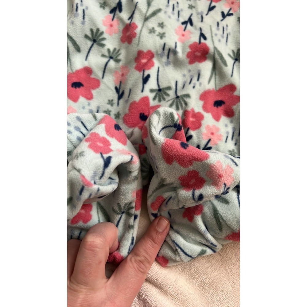 9 month girl’s fleece footed sleeper with snaps - Picture 4 of 7